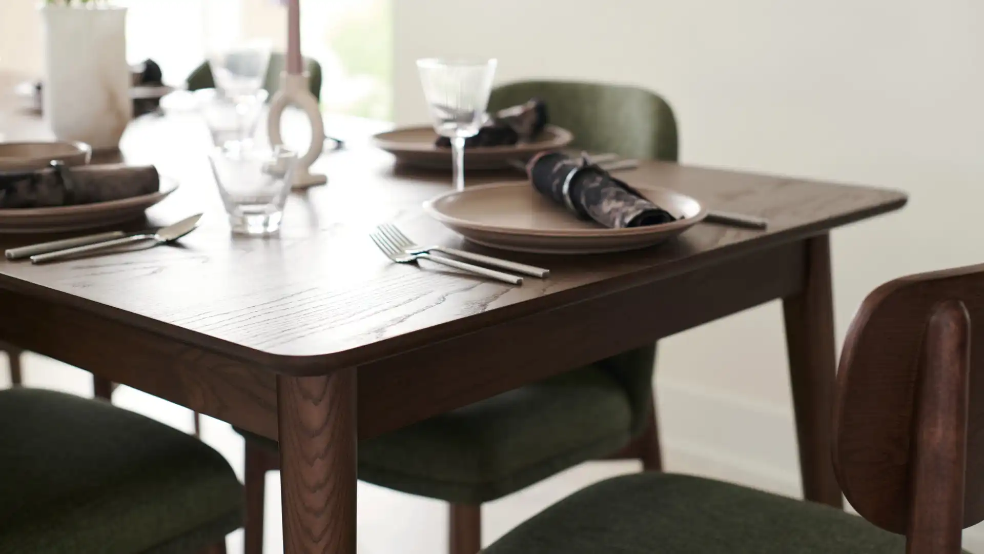Serif Extendable Dining Table (59\" to 79\")